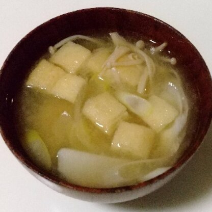里芋のお味噌汁､久々に作りました｡(#^.^#)
里芋のホクホク食感が大好きです!!
油揚げやねぎとの相性も良いですね!!
えのきが有ったので入れてみました。